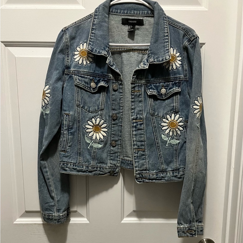 Forever 21 Daisy Denim Jacket – Fun & Floral 🌸